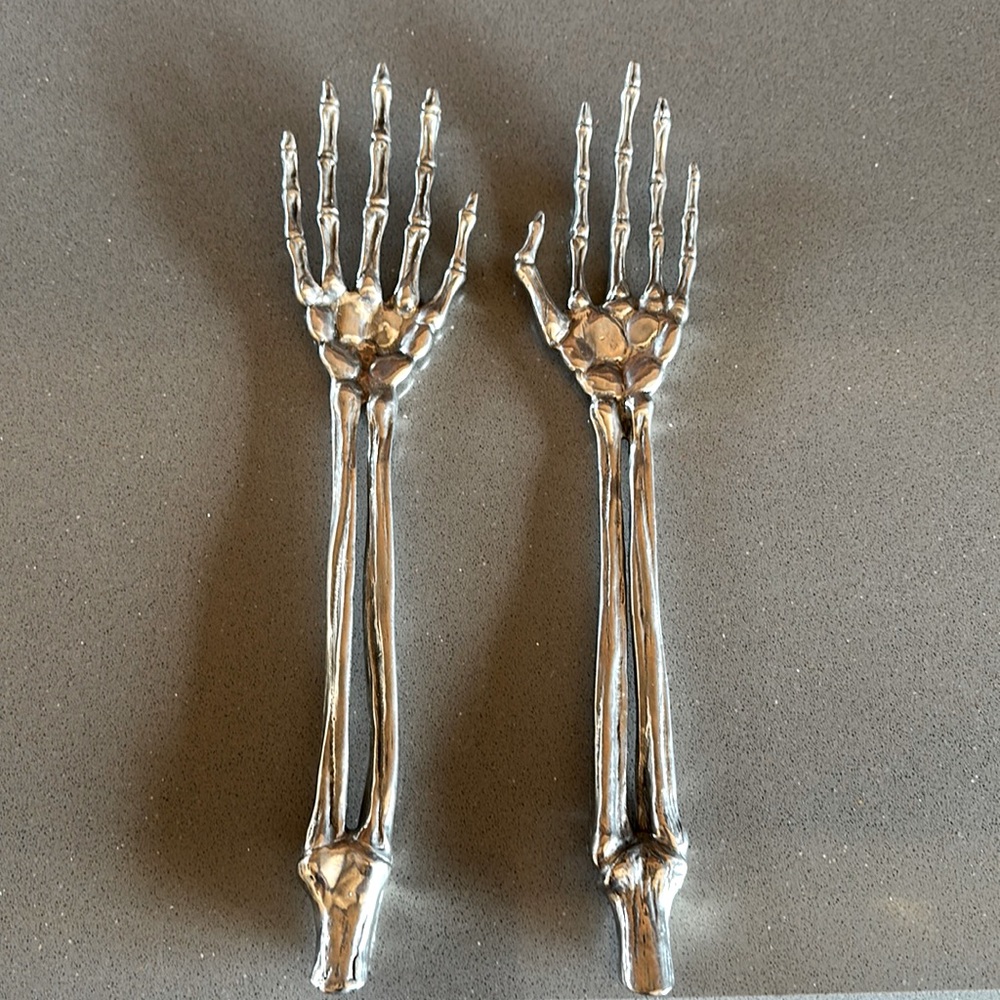 EUC Vagabond House skeleton salad servers 💀🥗